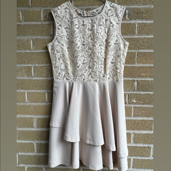 Beige lace cocktail dress - Picture 2 of 3